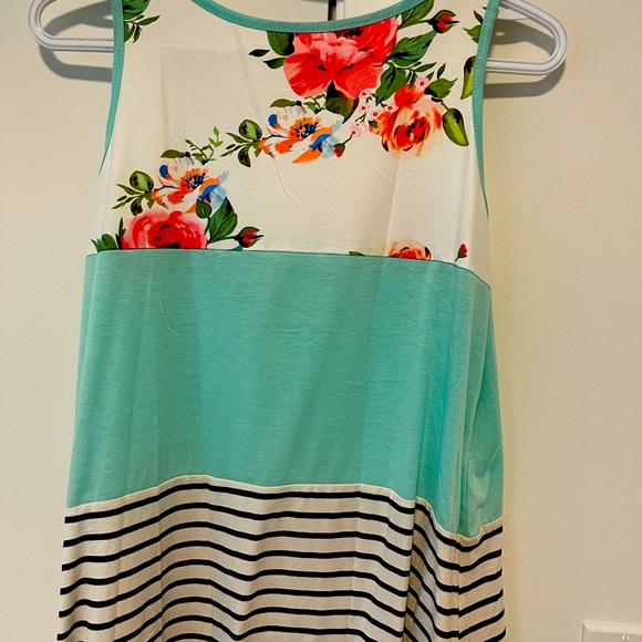 Loose fit cute summer top. Size Medium never worn - Picture 2 of 2